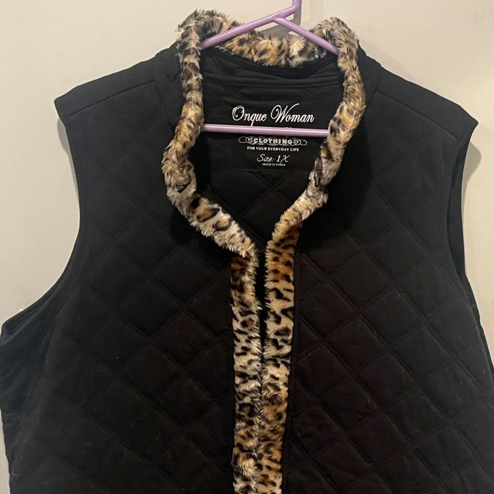 Onque Woman Black Quilted Vest with Faux Fur Animal Print Trim Women’s Size 1X - Picture 3 of 8